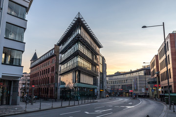 Sonnenaufgang über Bürogebäuden in Mainz an einem Wintermrogen