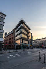 Fototapeta premium Sonnenaufgang über Bürogebäuden in Mainz an einem Wintermrogen