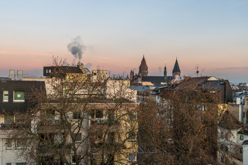 Fototapeta premium Sonnenaufgang über der Mainzer Altstadt an einem Wintermorgen