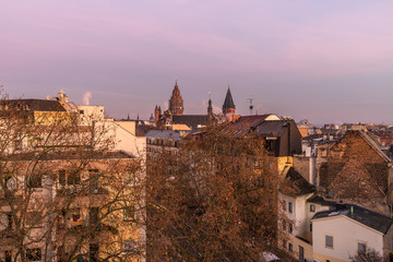 Fototapeta na wymiar Sonnenaufgang über der Mainzer Altstadt an einem Wintermorgen