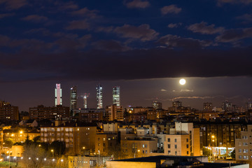 Fototapeta na wymiar First full moon of the year 2020 over the Madrid skyline