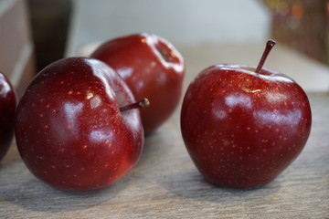 roter Apfel, rote Äpfel, roter Delicious, Holzapfel - red apples