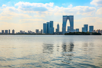 Obraz premium Beautiful city skyline and tranquil lake in Suzhou at sunset