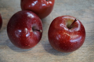 roter Apfel, rote Äpfel, roter Delicious, Holzapfel - red apples