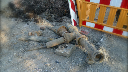 ncsp2 NewConstructionSitePicture ncsp - german: Straßenbau / Alte Wasserleitungen / Trinkwasser / Schadhafte Rohre / Korrosion - Wasserrohre auf der Baustelle. - 16zu9 - g8927