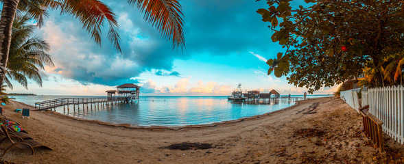 Obraz na płótnie Canvas Roatán, Honduras »; January 2020: Panoramic Sunrise at Sandy Bay Beach on Roatán Island