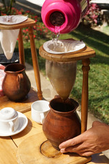 Kaffee wird frisch zubereitet auf einer Kaffee-Plantage in Mittelamerika