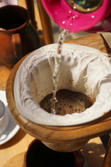 Kaffee wird frisch zubereitet auf einer Kaffee-Plantage in Mittelamerika