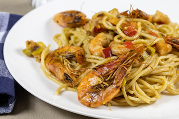 spaghetti aux crevettes grillées et légumes