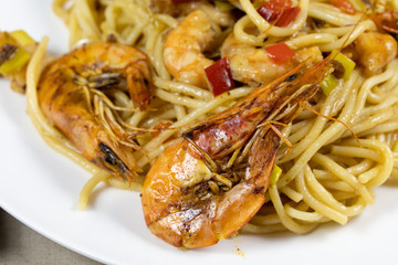 spaghetti aux crevettes grillées et légumes