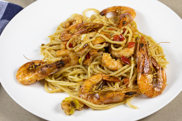 spaghetti aux crevettes grillées et légumes