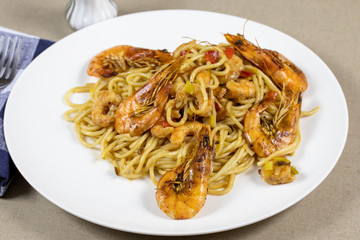 spaghetti aux crevettes grillées et légumes