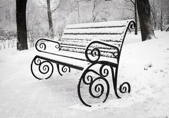 Fototapeta na wymiar bench in the park in winter