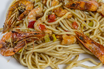 spaghetti aux crevettes grillées et légumes