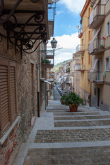 Typisch südeuropäische Gasse in Collesano auf italienischer Insel Sizilien