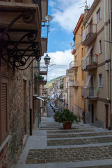 Fototapeta na wymiar Typisch südeuropäische Gasse in Collesano auf italienischer Insel Sizilien
