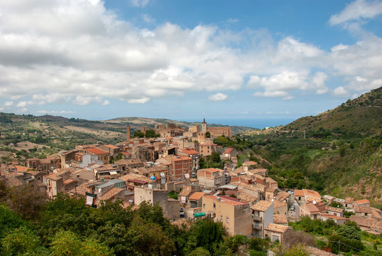 Blick &uuml;ber das Dorf Collesano auf der italienischen Insel Sizilien