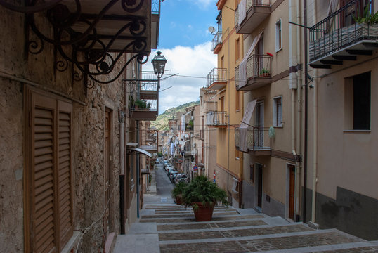 Typisch s&uuml;deurop&auml;ische Gasse in Collesano auf italienischer Insel Sizilien