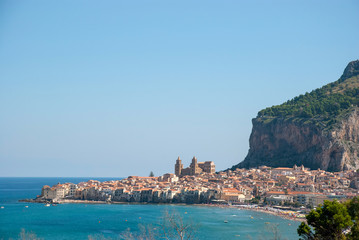 Blick auf die Stadt Cefalu auf italienischer Insel Sizilien