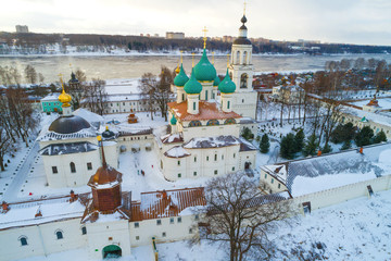 Obraz premium Temples of the old Tolgsky monastery on a January morning. Yaroslavl, Golden Ring of Russia