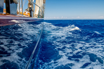 Obraz premium sailing boat in sea