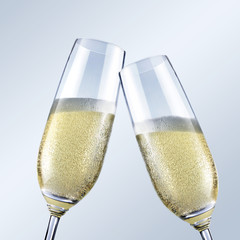zwei Champagnergläser isoliert vor hellem Hintergrund