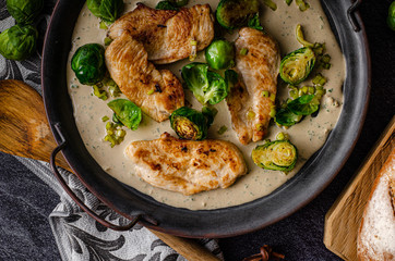 Grilled chicken with garlic cream