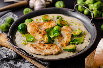 Grilled chicken with garlic cream