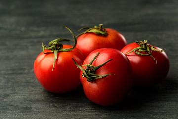 Tomates orgánicos rojos maduros, para dieta vegana.