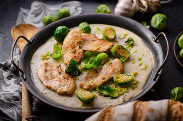 Grilled chicken with garlic cream