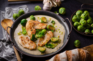 Grilled chicken with garlic cream