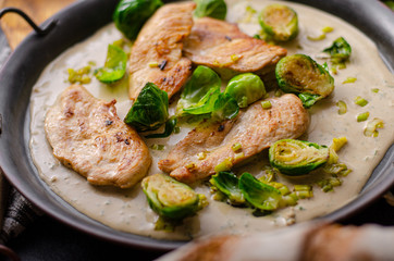 Grilled chicken with garlic cream