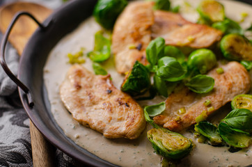 Grilled chicken with garlic cream