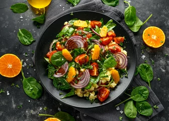 Photo sur Plexiglas Manger Vegetable Millet salad with red onion, cherry tomatoes, spinach, tangerine and clementine dressing. healthy food