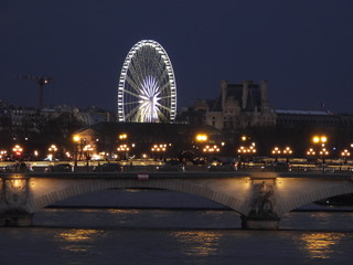 Obraz premium vue Paris roue avant la nuit