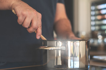 Mann koch in einer modernen Küche