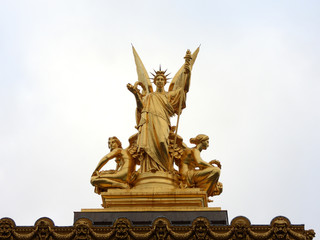 Fototapeta na wymiar statue opéra de paris