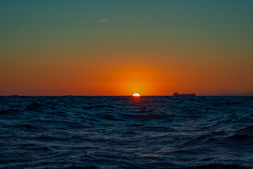 scene di vela e mare al tramonto