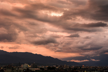 Fototapeta na wymiar 日本の山梨・6月、夕方の梅雨空