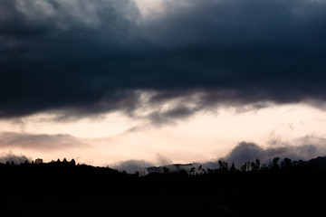 日本の山梨・6月、夕方の梅雨空