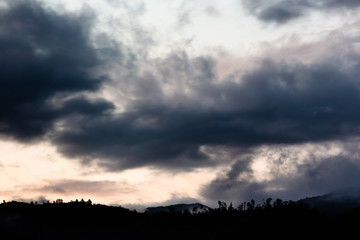 日本の山梨・6月、夕方の梅雨空