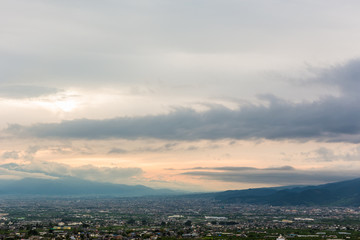 Obraz premium 日本の山梨・6月、夕方の梅雨空