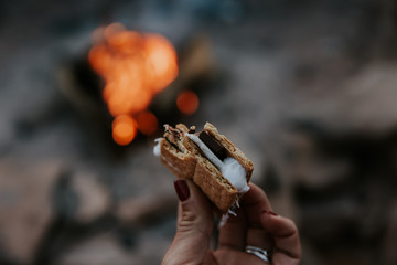 Manger autour d'un feu de bois 
