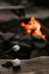 Faire fondre des sucreries autour du feu