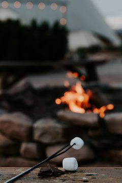 Faire fondre des sucreries autour du feu