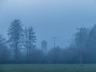 Trafoturm und Strommasten