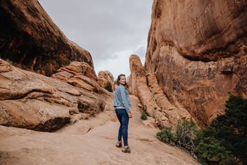 Femme randonnant à Arches National Park