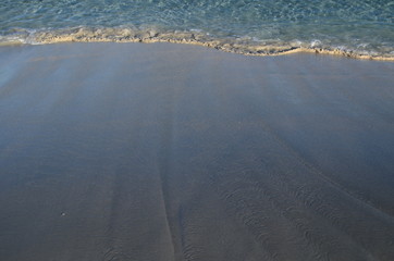 pequeño oleaje entrando por la playa