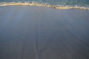 pequeño oleaje entrando por la playa