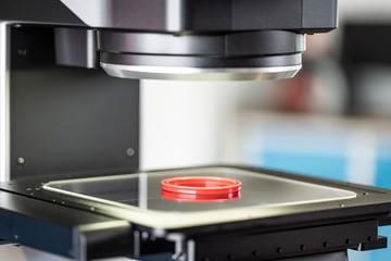 Digitaler Messprojektor mit Messtisch und Glasmessfläche, Vermessungsgerät für Industrie, Field of View, Messtechnik